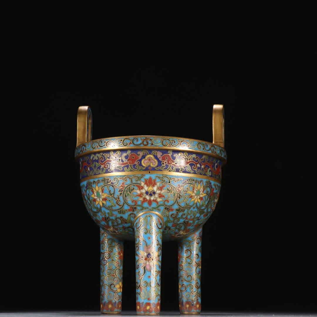 A Qing Dynasty bronze-framed cloisonne three-legged incense burner with entwined lotus patterns: Qing Dynasty bronze-bodied cloisonne three-legged incense burner with entwined lotus patterns SIZE: H:15cm W:10.8cm W:727.1g (The Dimensions Of All Batches Are Manually Measured.If You Need More