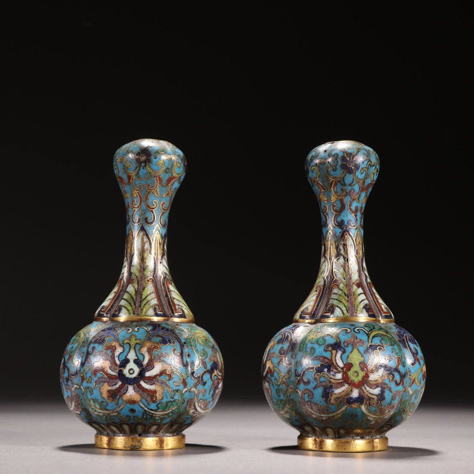 A pair from the Qing Dynasty: cloisonne garlic jars: Qing Dynasty: A pair of cloisonne garlic jars SIZE: H:10cm W:4.7cm Total W:235.9g (The Dimensions Of All Batches Are Manually Measured.If You Need More Detailed Information, Please Contact Our