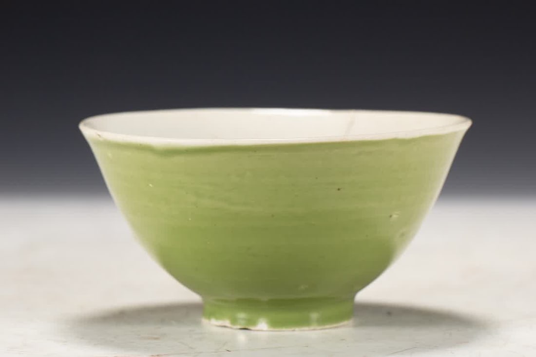 A Qing Dynasty green-glazed bowl (1 of 6)