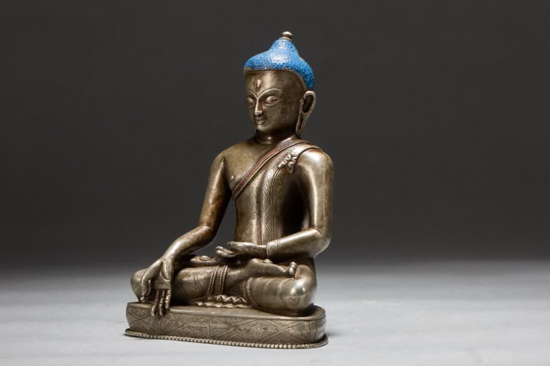 A Qing Dynasty silver Buddha statue - 5