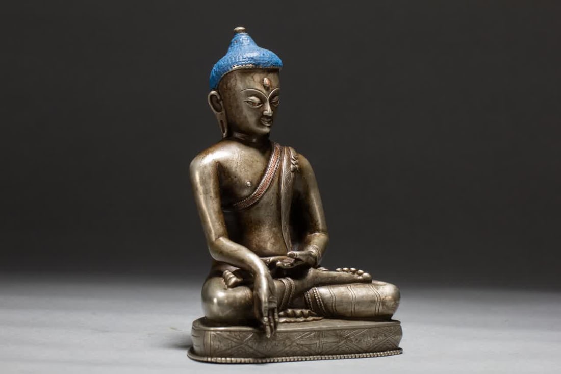 A Qing Dynasty silver Buddha statue - 7