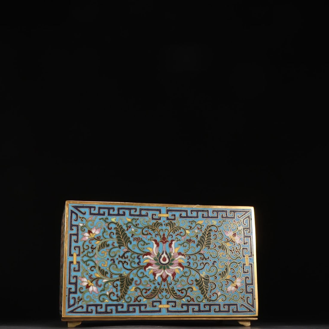 A Qing Dynasty bronze-plated cloisonne dragon box: Qing Dynasty copper-bodied cloisonne dragon pattern SIZE: H:10.7cm W:17cm W:1746.9g (The Dimensions Of All Batches Are Manually Measured.If You Need More Detailed Information, Please Contact Our Custo