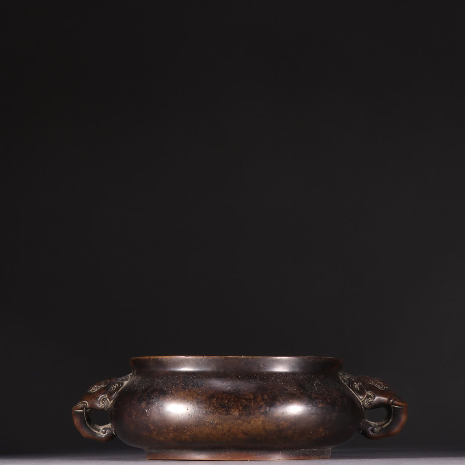 One Ming Dynasty Xuande Style Double Beast-Ear Incense Burner: Ming Dynasty, Xuande Style Double-Beast Ear Incense Burner SIZE: H:5cm W:17.2cm W:1450.1g (The Dimensions Of All Batches Are Manually Measured.If You Need More Detailed Information, Please Contact