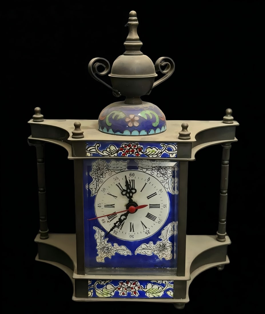 A late Qing dynasty cloisonne hand clock: A late Qing dynasty cloisonne hand clock SIZE: H: 12 cm (The Dimensions Of All Batches Are Manually Measured.If You Need More Detailed Information, Please Contact Our Customer Service Before Bidding.)