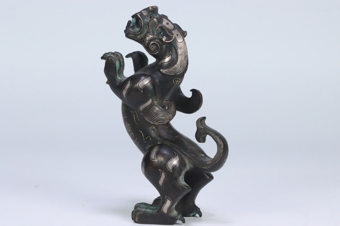 A Warcraft with bronze inlay and gold and silver inscriptions on an auspicious beast: War Han Bronze inlaid with gold and silver inscriptions and auspicious beasts SIZE: 16x6.0x8.9cm W:610g (The Dimensions Of All Batches Are Manually Measured.If You Need More Detailed Information,