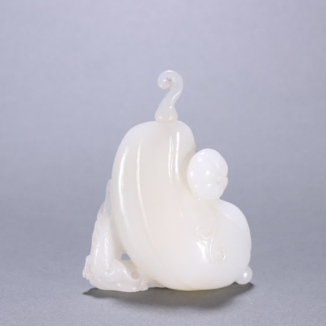 A Qing Dynasty Hetian jade melon-shaped snuff bottle: Qing Dynasty Hetian jade melon-shaped snuff bottle SIZE: H:9.1cm W:7.2cm W:124.3g (The Dimensions Of All Batches Are Manually Measured.If You Need More Detailed Information, Please Contact Our