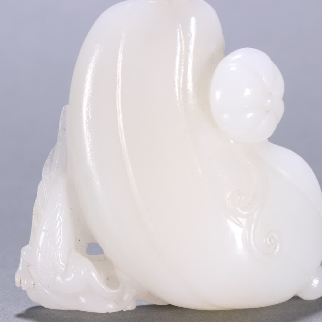 A Qing Dynasty Hetian jade melon-shaped snuff bottle - 2