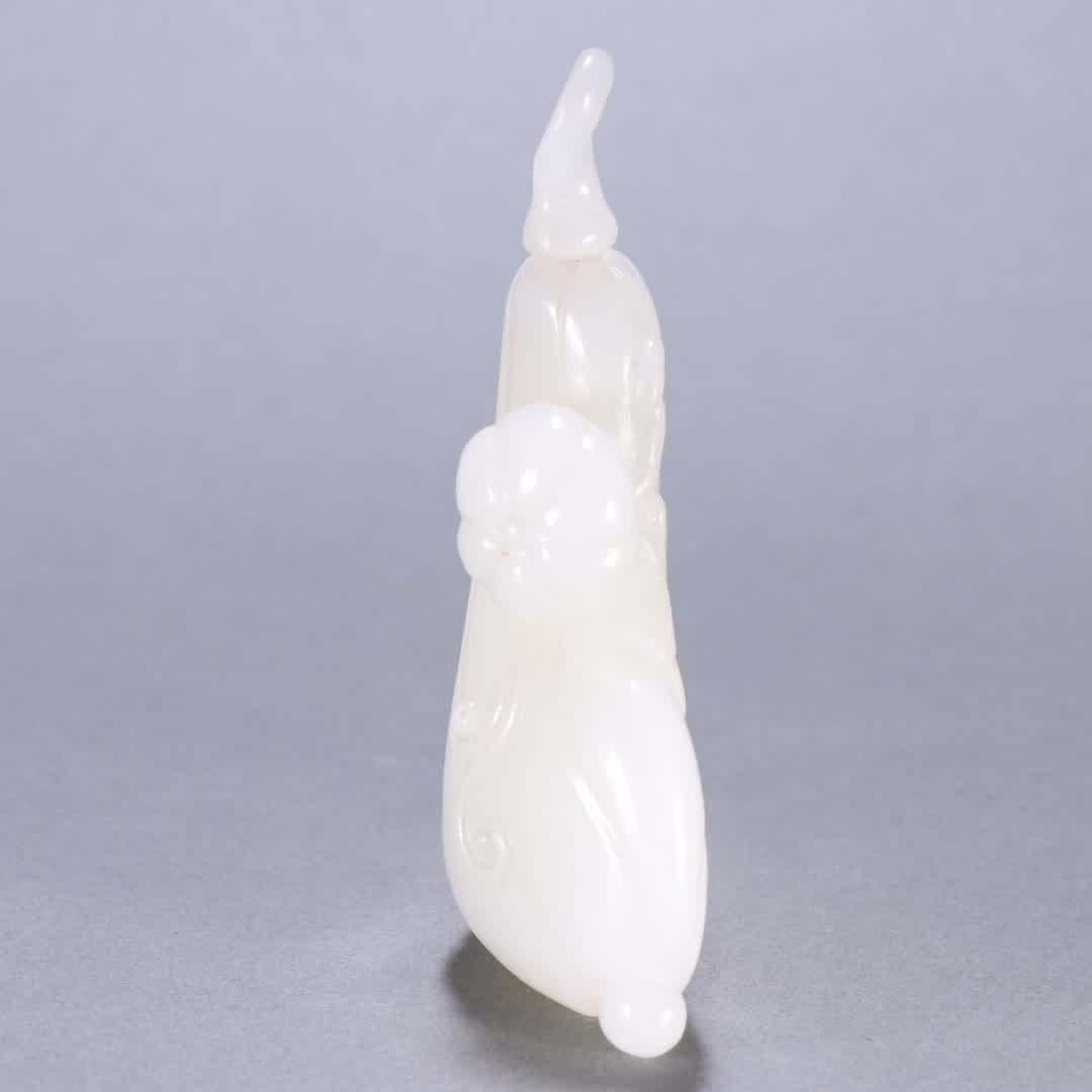 A Qing Dynasty Hetian jade melon-shaped snuff bottle - 3