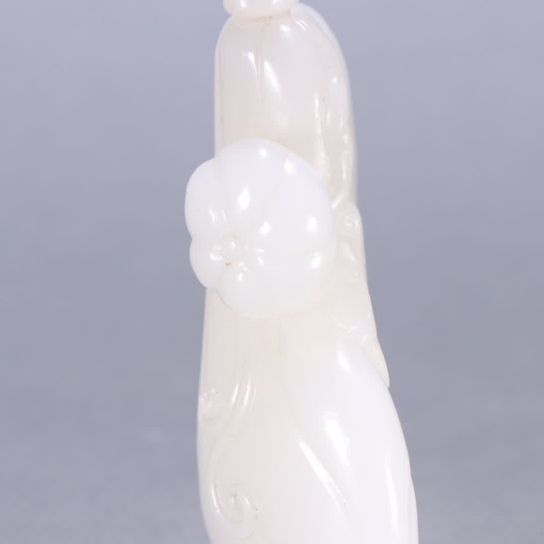 A Qing Dynasty Hetian jade melon-shaped snuff bottle - 4