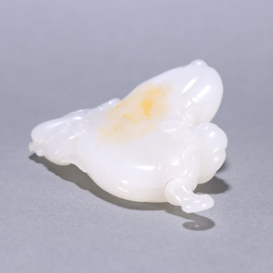 A Qing Dynasty Hetian jade melon-shaped snuff bottle - 8