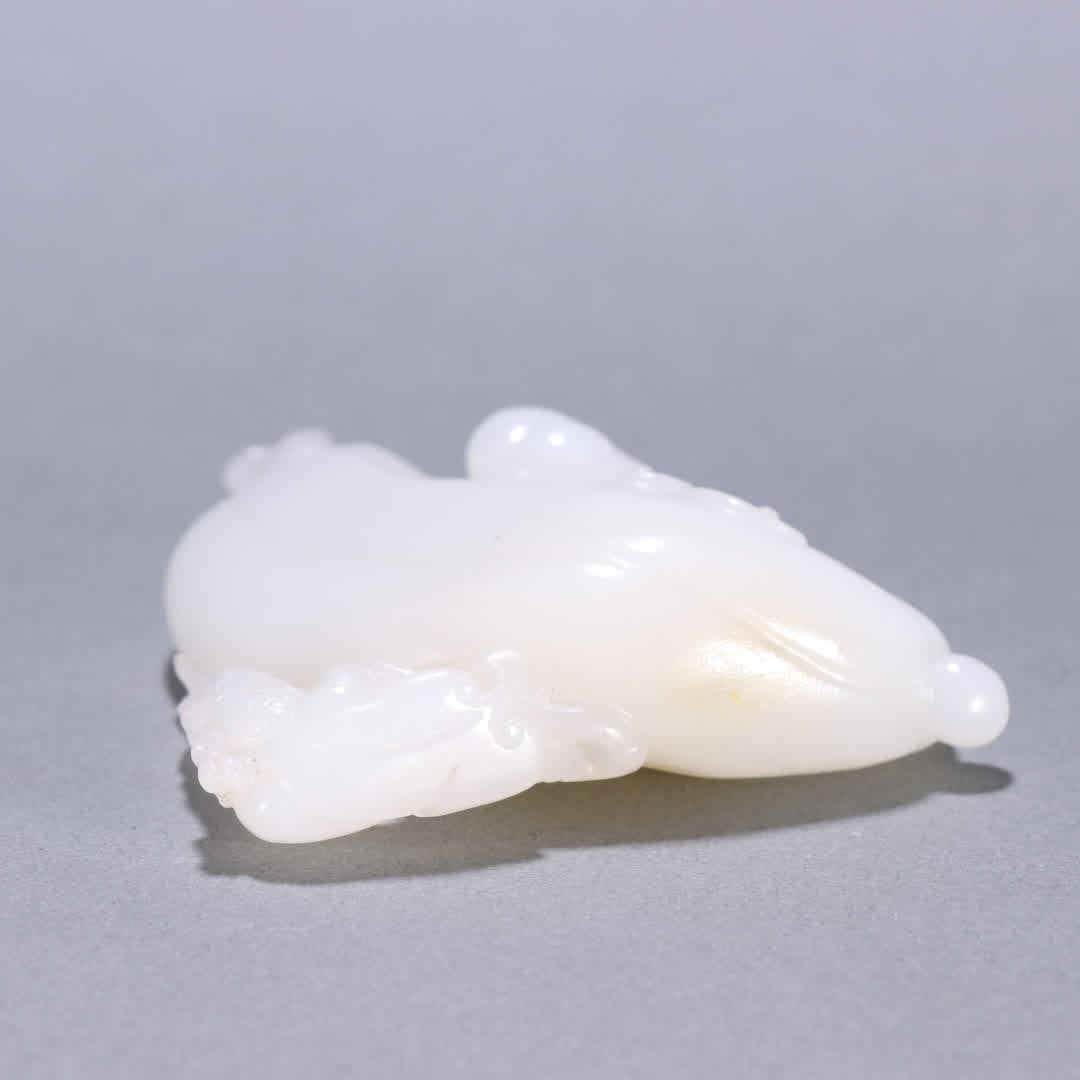 A Qing Dynasty Hetian jade melon-shaped snuff bottle - 9