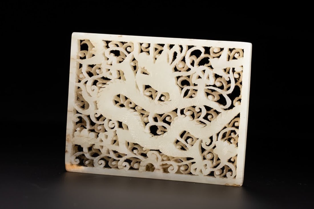 A Ming Dynasty Hetian jade plate with hollow dragon patterns: Ming Dynasty Hetian jade hollow dragon pattern jade belt plate SIZE: L:9.5W:7.5cm W:110g (The Dimensions Of All Batches Are Manually Measured.If You Need More Detailed Information, Please Contact Our 