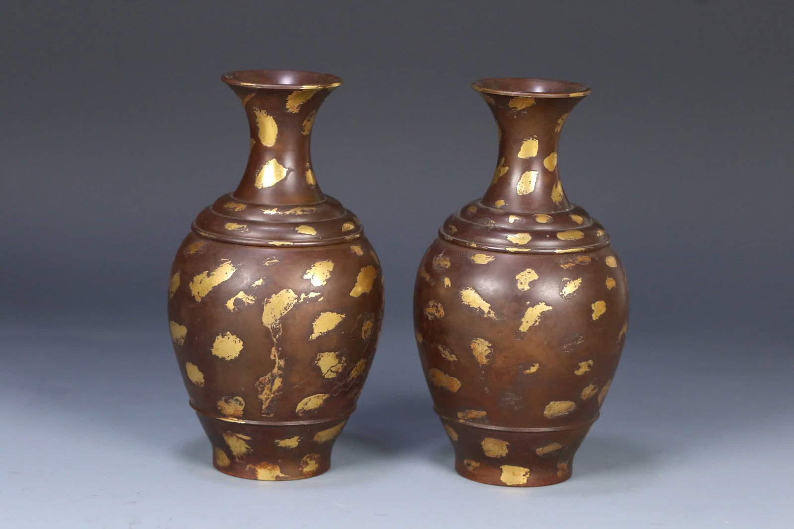 A pair of gold sprinkled copper vases with lotus patterns made during the Qianlong period of the: A pair of lotus-patterned gilded copper vases made during the Qianlong period of the Qing Dynasty SIZE: 13.7x7.5cm W:1445.5g (The Dimensions Of All Batches Are Manually Measured.If You Need More