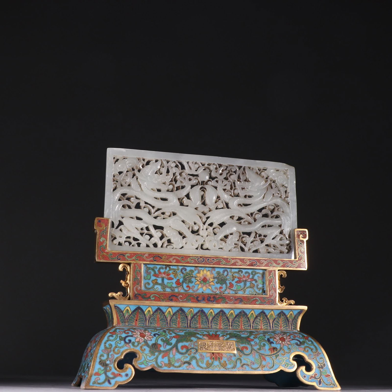 A Qing Dynasty copper gilt cloisonne inlaid with Hetian jade double-dragon pattern insert screen: Qing Dynasty copper gilt cloisonne inlaid with Hetian jade double-dragon pattern insert screen SIZE: H:18.4cm W:19.8cm W:1116.6g (The Dimensions Of All Batches Are Manually Measured.If You Need More D