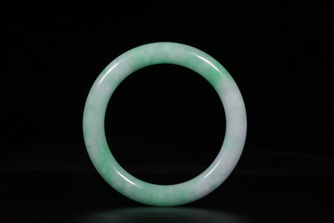 A Qing Dynasty Hetian white jade fisherman's 'Profit' thumb ring: Qing Dynasty Jadeite Bracelets: Bracelets made of jadeite are made of jadeite, with a moist and delicate texture, fresh color, strong transparency, and a cool touch. Round shape, thick materials, eleg