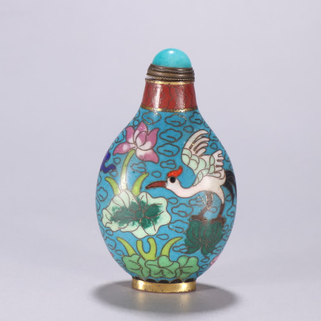 A Qing Dynasty gilt copper cloisonne "Harmonious and Auspicious" snuff bottle: Qing Dynasty gilt bronze cloisonne "Harmony and Auspiciousness" snuff bottle SIZE: H:8.4cm W:4.9cm W:70g (The Dimensions Of All Batches Are Manually Measured.If You Need More Detailed Information,