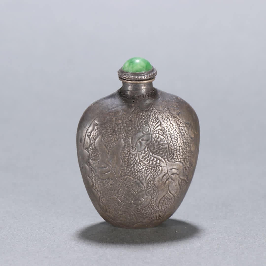 A Qing Dynasty sterling silver "Year After Year, There Are Fish" snuff bottles: Qing Dynasty pure silver "Year After Year, There Are Fish" snuff bottles SIZE: H:5.6cm W:4cm W:12.8g (The Dimensions Of All Batches Are Manually Measured.If You Need More Detailed Information, Please