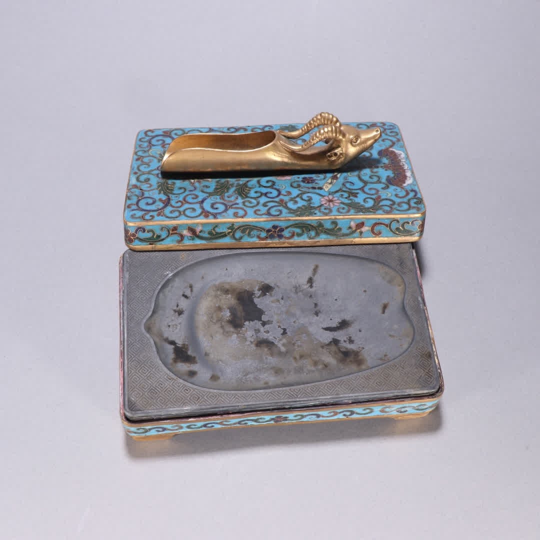 A set of Qing Dynasty gilt bronze cloisonne inkstone set: Qing Dynasty bronze gilt cloisonne set inkstone SIZE: H:7.5cm W:15.7cm W:1326.3g (The Dimensions Of All Batches Are Manually Measured.If You Need More Detailed Information, Please Contact Our