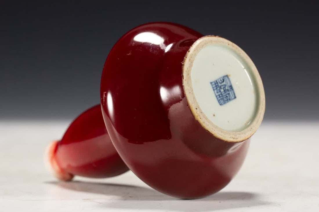 A Qing Dynasty red-glazed vase - 5