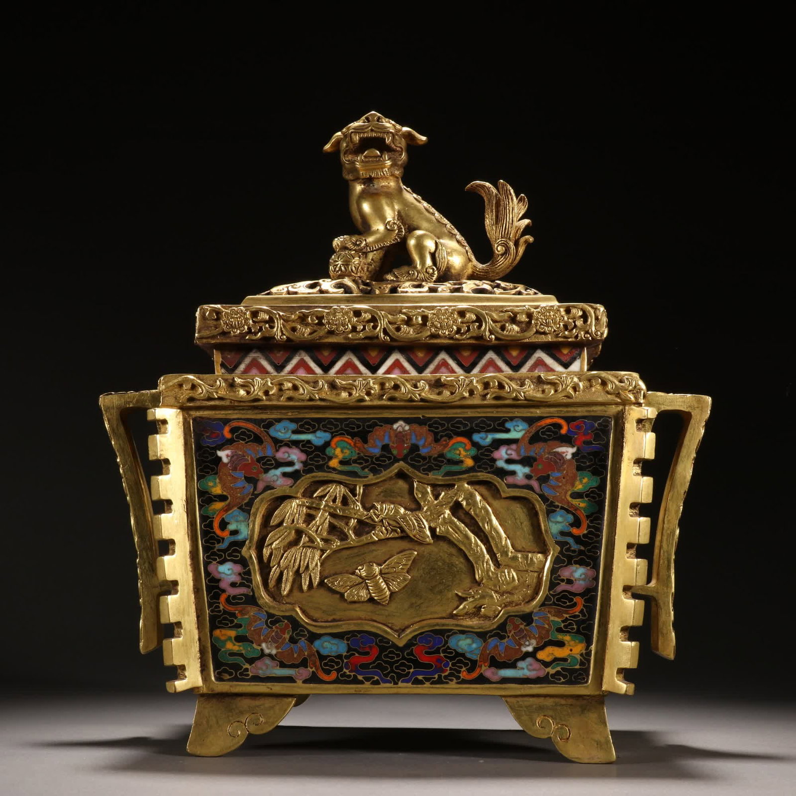 A Qing Dynasty bronze gilt cloisonne with a beast-shaped knob incense burner: Qing Dynasty bronze gilt cloisonne with beast-knob incense burner SIZE: H:25.8cm W:25.5cm W:4275.7g (The Dimensions Of All Batches Are Manually Measured.If You Need More Detailed Information, Please