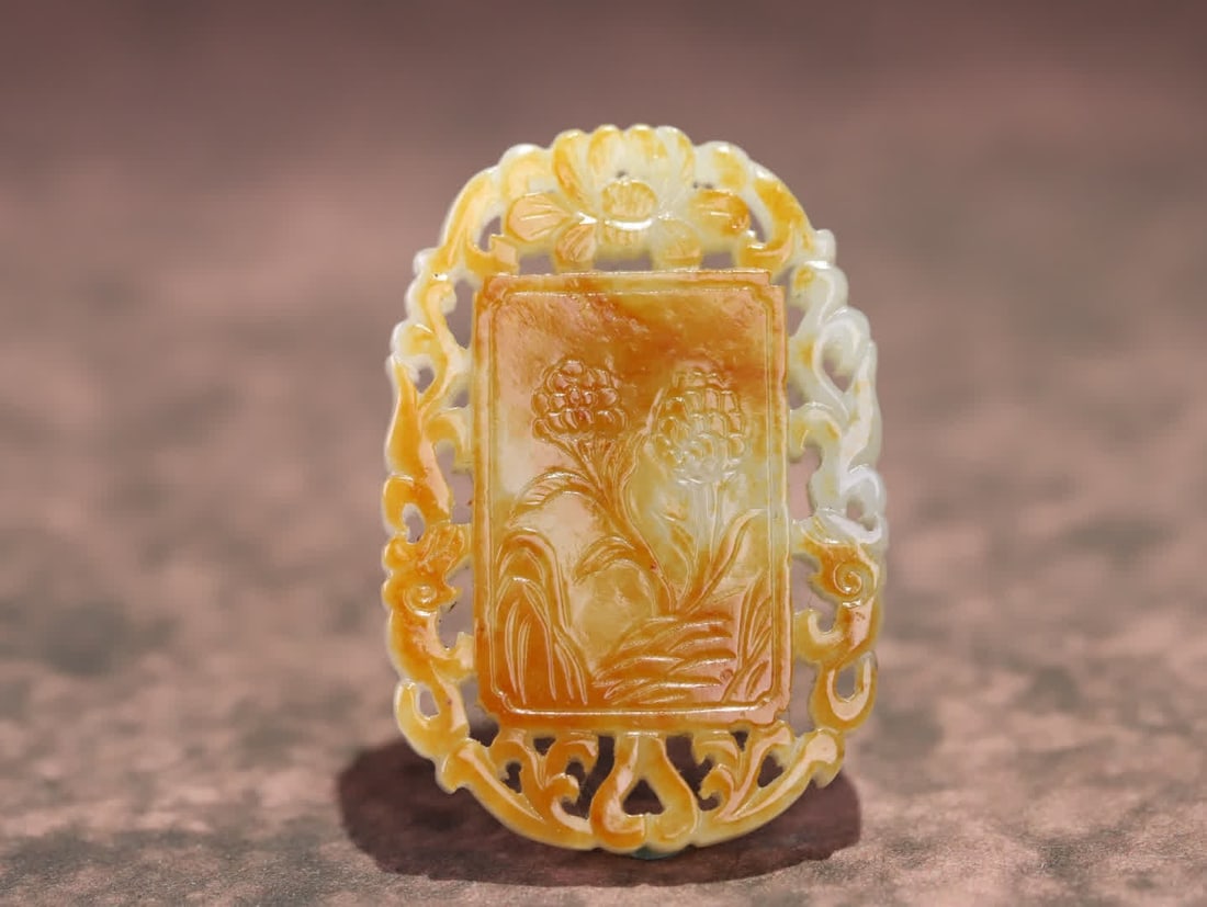 A Qing Dynasty Hetian jade seed jade flower blooming wealth pendant: Qing Dynasty Hetian Jade Seed Material Flowering Wealth Pendant. The overall design is a casual plaque style, with the edges carved with entwined floral patterns using openwork techniques as
