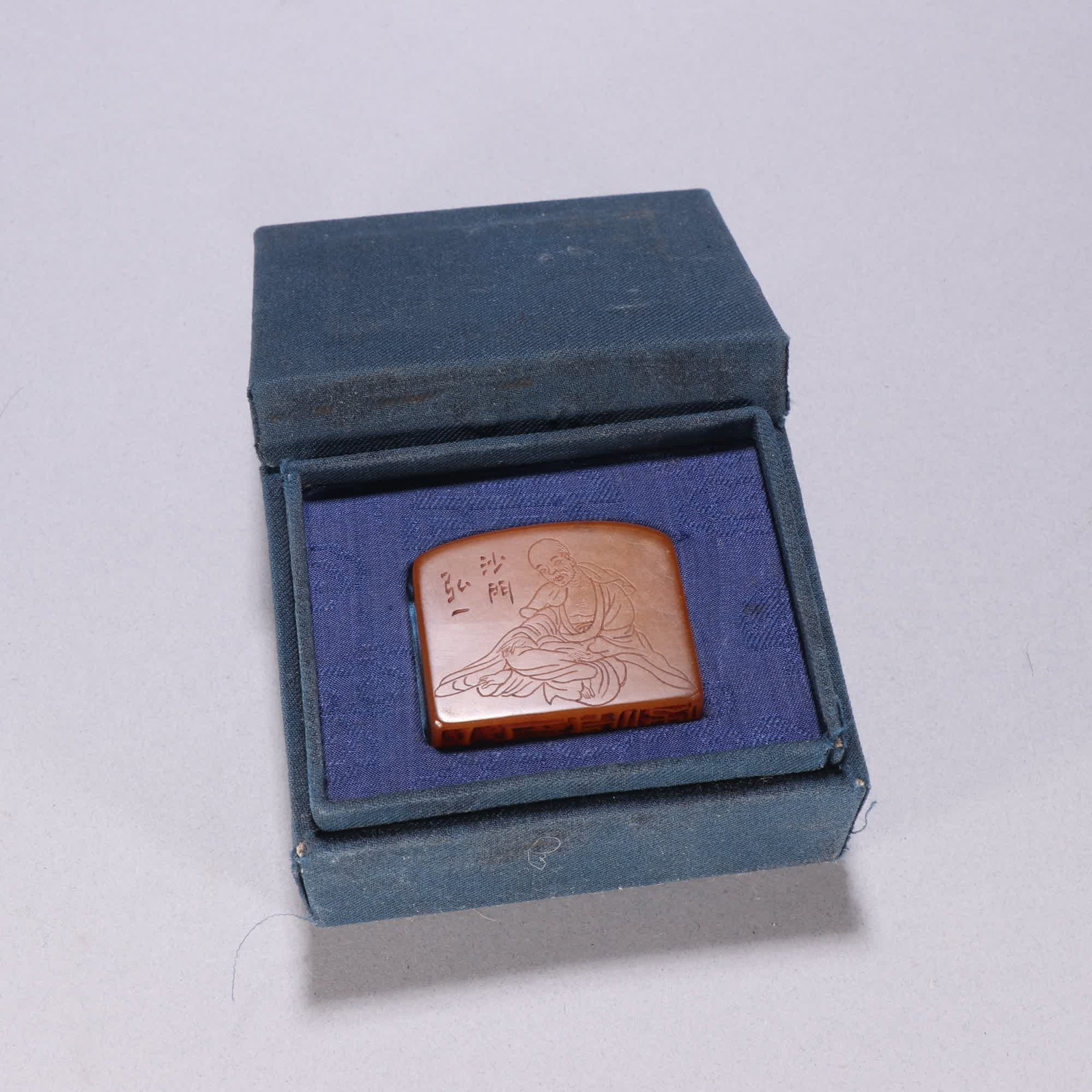 One is a Hongyi Tianhuang stone seal with monk patterns: Hongyi Tianhuang stone seal with monk pattern SIZE: H:4.1cm W:4.9cm W:76g (The Dimensions Of All Batches Are Manually Measured.If You Need More Detailed Information, Please Contact Our Customer