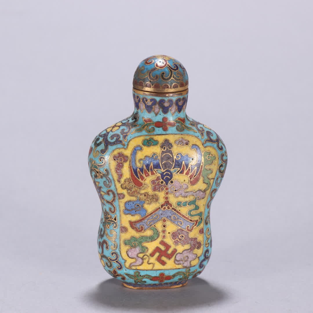 A Qing Dynasty bronze-bodied cloisonne enamel bat pattern snuff bottle: Qing Dynasty copper-bodied cloisonne enamel bat-patterned snuff bottle SIZE: H:7.4cm W:4.4cm W:73g (The Dimensions Of All Batches Are Manually Measured.If You Need More Detailed Information, Please