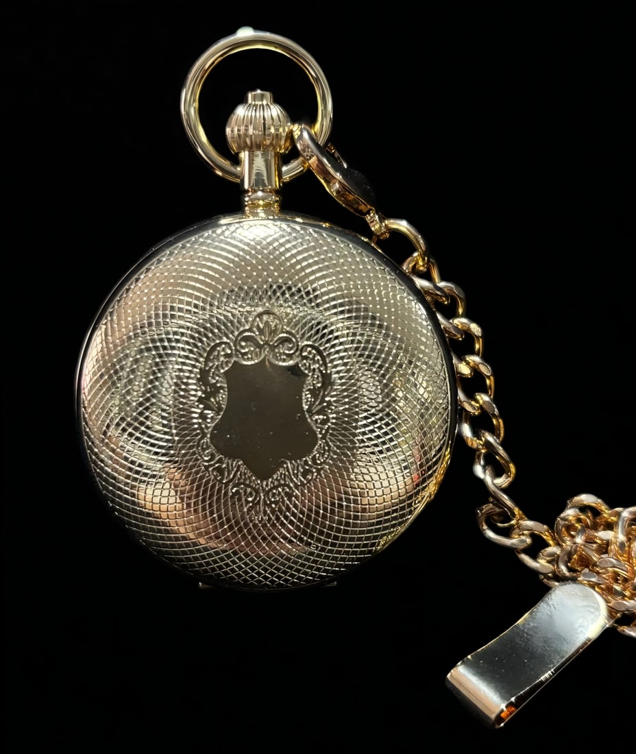 A late Qing dynasty carved shell hunting pocket watch: Late Qing dynasty carved shell hunting pocket watch SIZE: D:5cm (The Dimensions Of All Batches Are Manually Measured.If You Need More Detailed Information, Please Contact Our Customer Service Before