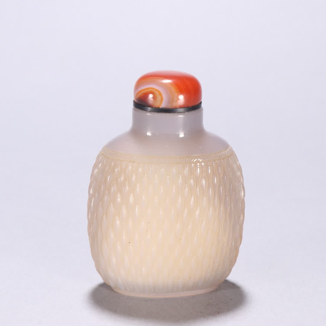 A Qing Dynasty agate bamboo basket patterned snuff bottle: Qing Dynasty Agate Bamboo Basket Pattern Snuff Bottle SIZE: H:8.1cm W:5.7cm W:101.5g (The Dimensions Of All Batches Are Manually Measured.If You Need More Detailed Information, Please Contact Our