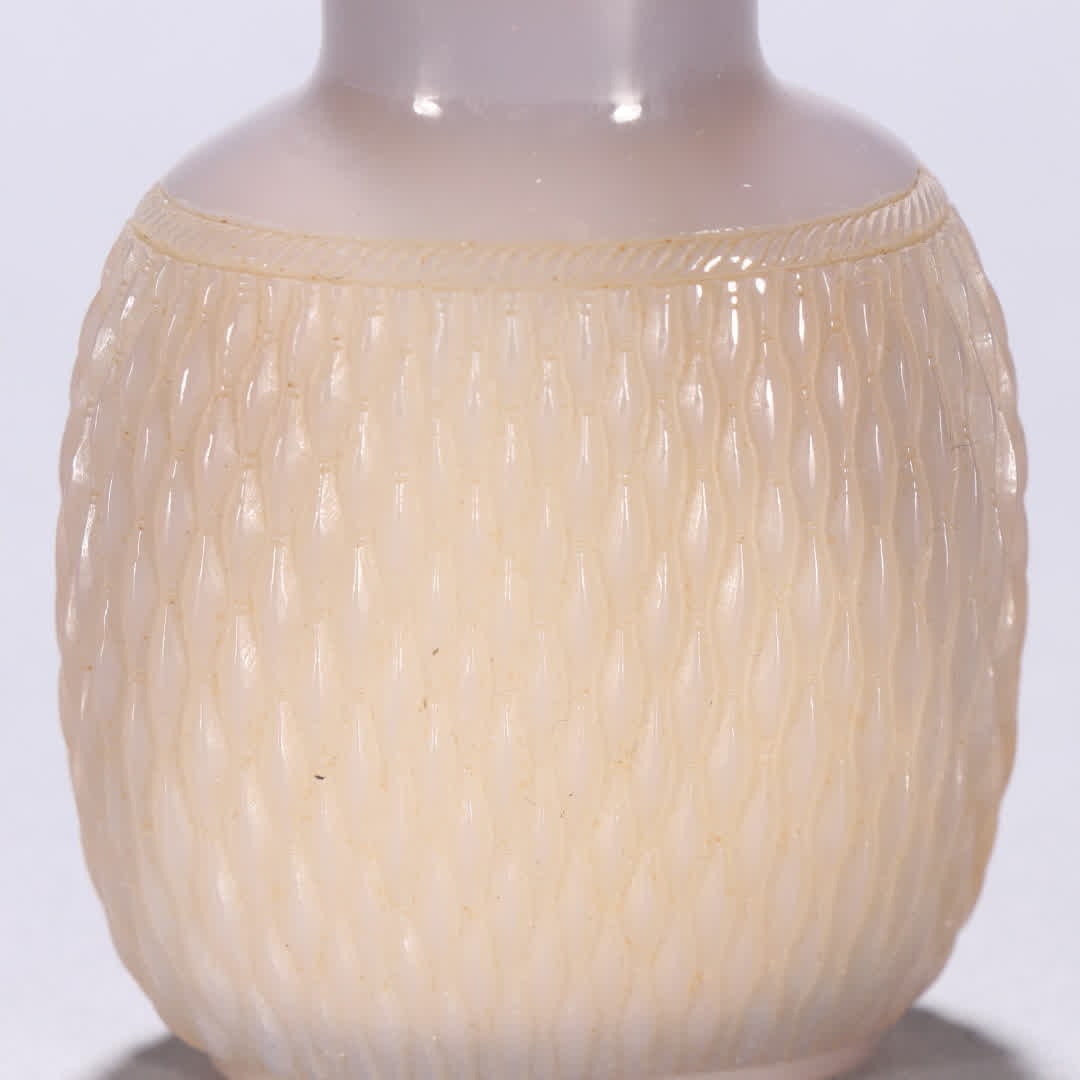 A Qing Dynasty agate bamboo basket patterned snuff bottle - 2