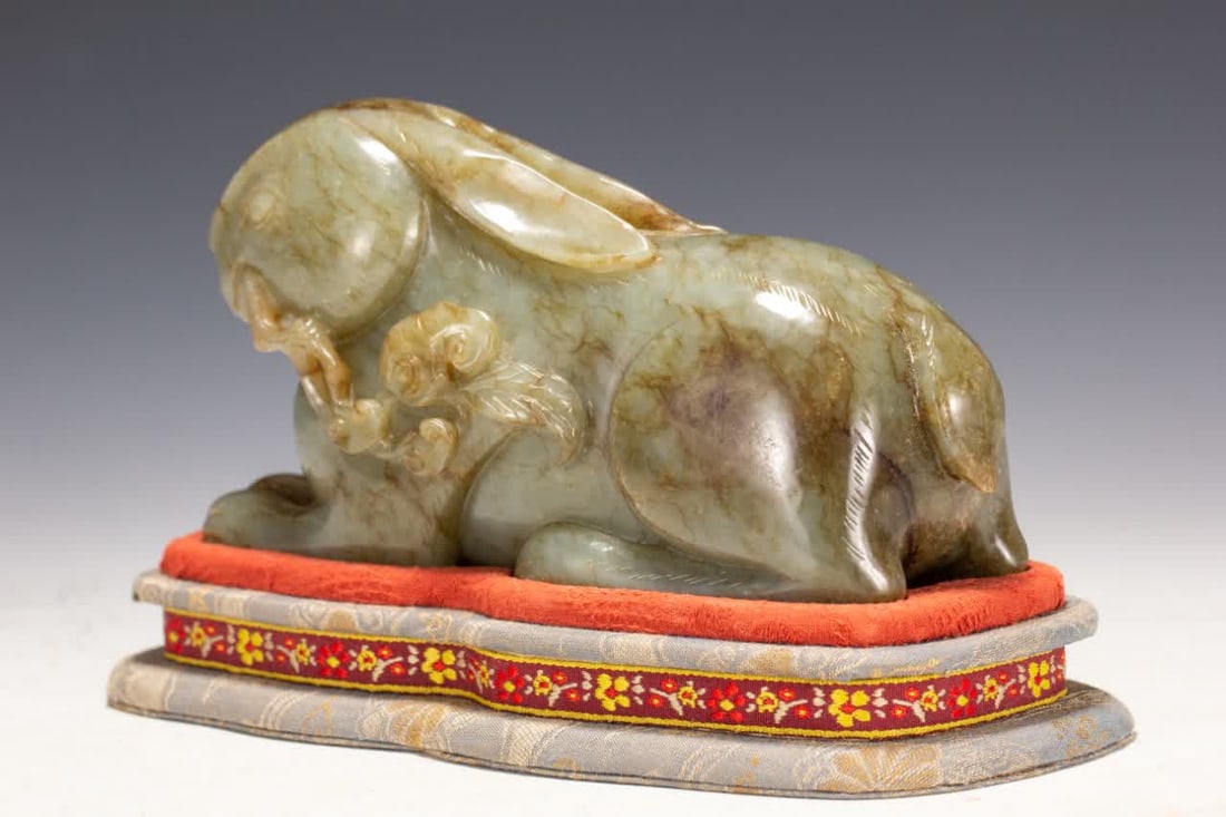A Qing Dynasty Hetian jade beast - 8