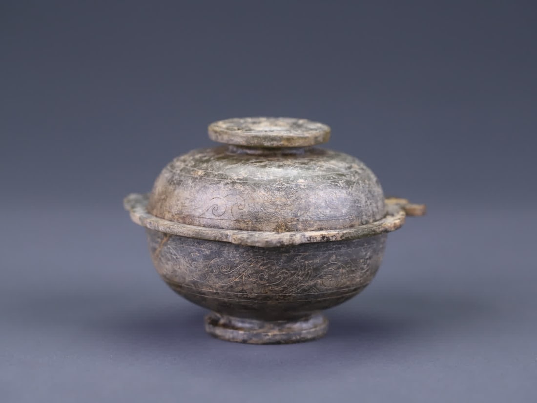 A Han dynasty ancient jade lid box: Han Gao Antique Jade Lidded Box: The jade is finely textured, the skin is beautifully colored, and the patina is warm and rustic. The overall structure is a circular lidded box, with a full and
