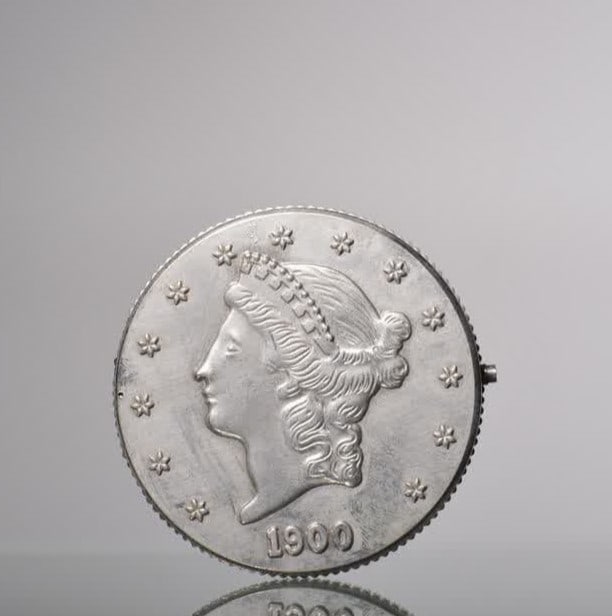 A 20th-century silver-plated silver-plated queen hunting pocket watch: A 20th-century platinum silver-plated pocket watch designed for hunting the Queen in the hunting style SIZE: D:5.8cm (The Dimensions Of All Batches Are Manually Measured.If You Need More Detailed