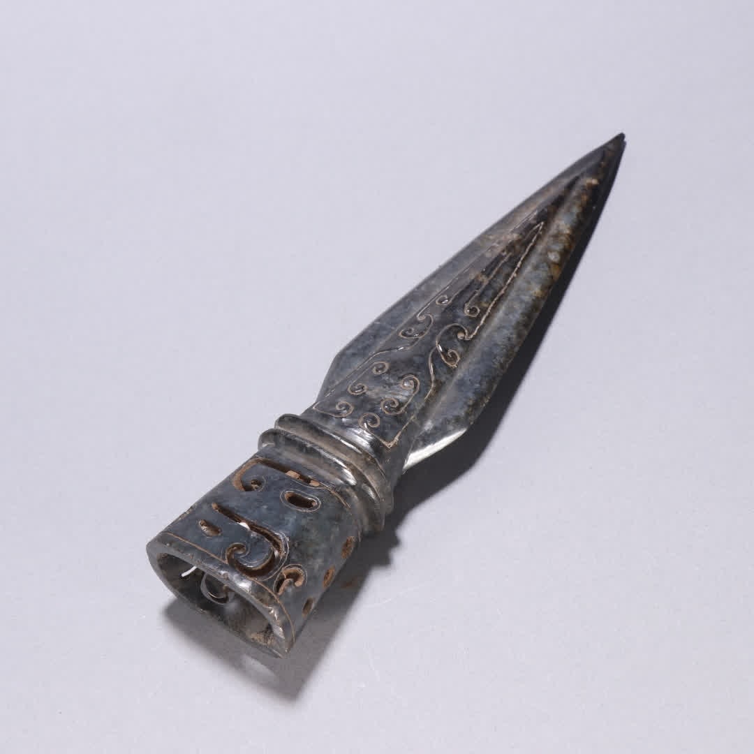 A spear made of ink jade from the Qing Dynasty: The spear of Mo Yu from the Qing Dynasty SIZE: H:20.8cm W:4.4cm W:358g (The Dimensions Of All Batches Are Manually Measured.If You Need More Detailed Information, Please Contact Our Customer Service