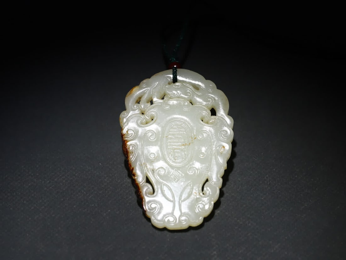 A Qing Dynasty old Hetian jade seed jade pendant with dragon patterns and longevity pendants (1 of 9)