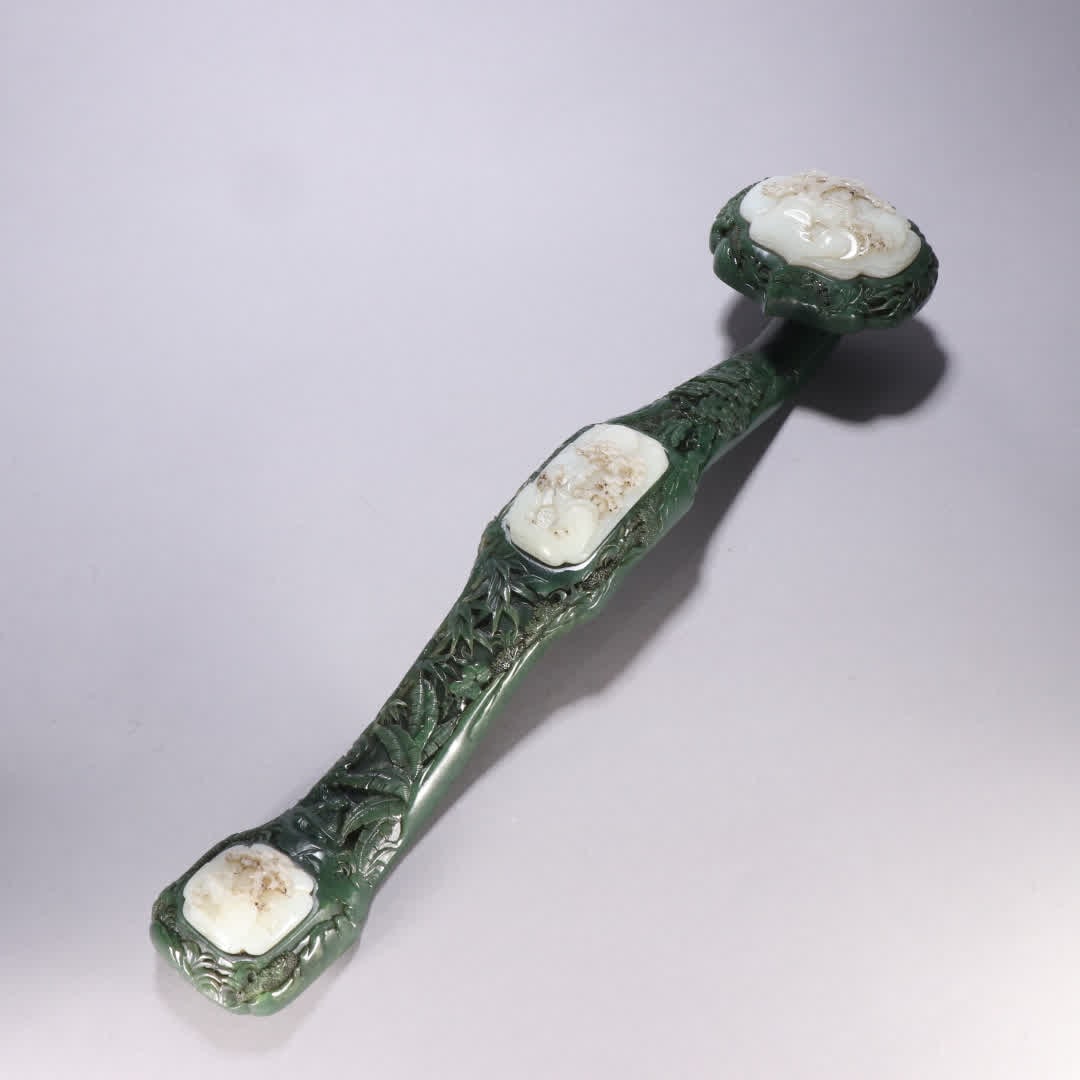 One piece of jade-inlaid Hetian jade beneath the pine tree, playing the qin with a ruyi handle: Jade inlaid with Hetian jade, playing the zither beneath the pines, with ruyi handles SIZE: L:44cm W:10cm W:1653.9g (The Dimensions Of All Batches Are Manually Measured.If You Need More Detailed