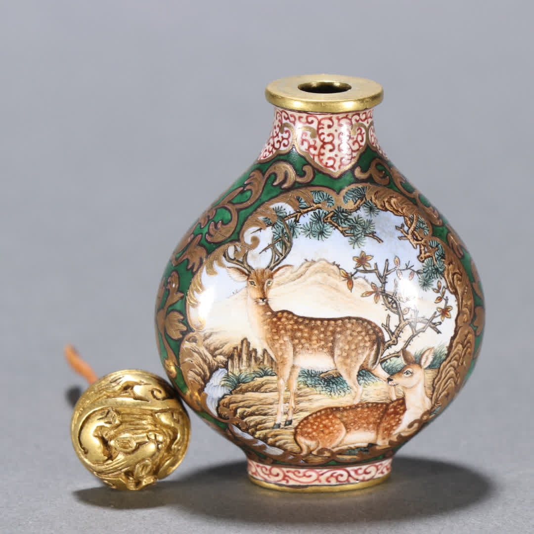 A Qing Dynasty bronze-bodied painted enamel window deer pattern snuff bottle - 3