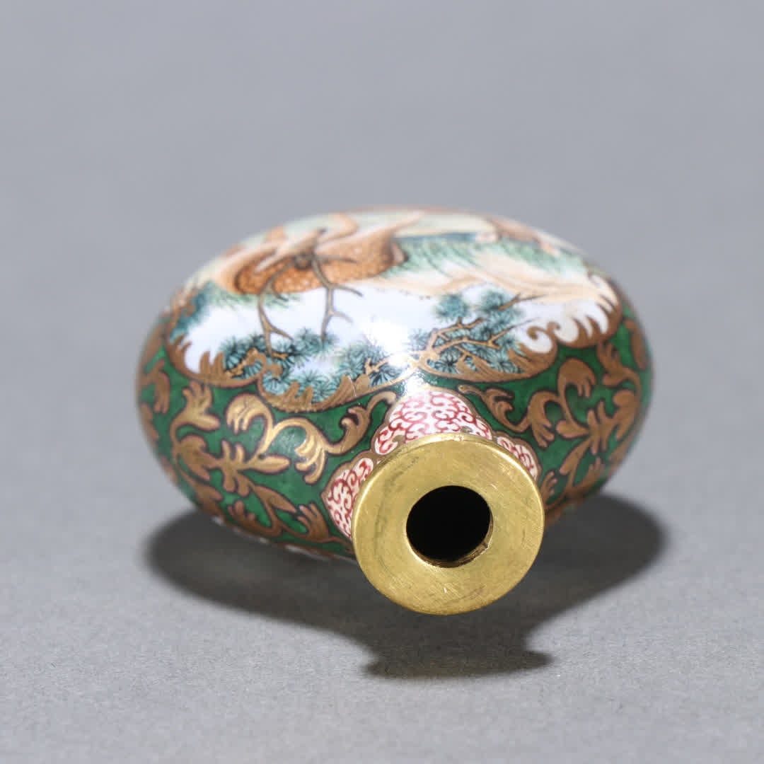 A Qing Dynasty bronze-bodied painted enamel window deer pattern snuff bottle - 8