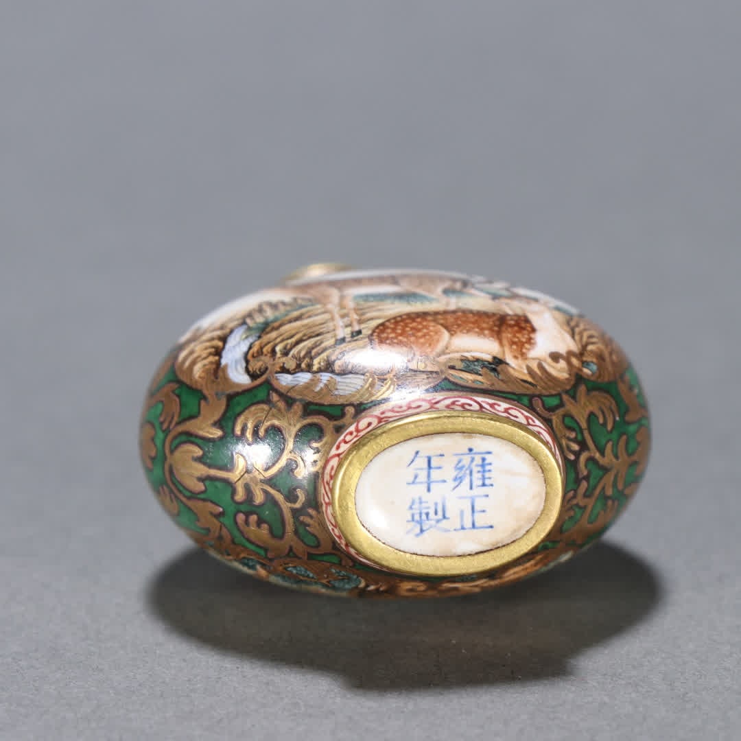 A Qing Dynasty bronze-bodied painted enamel window deer pattern snuff bottle - 9