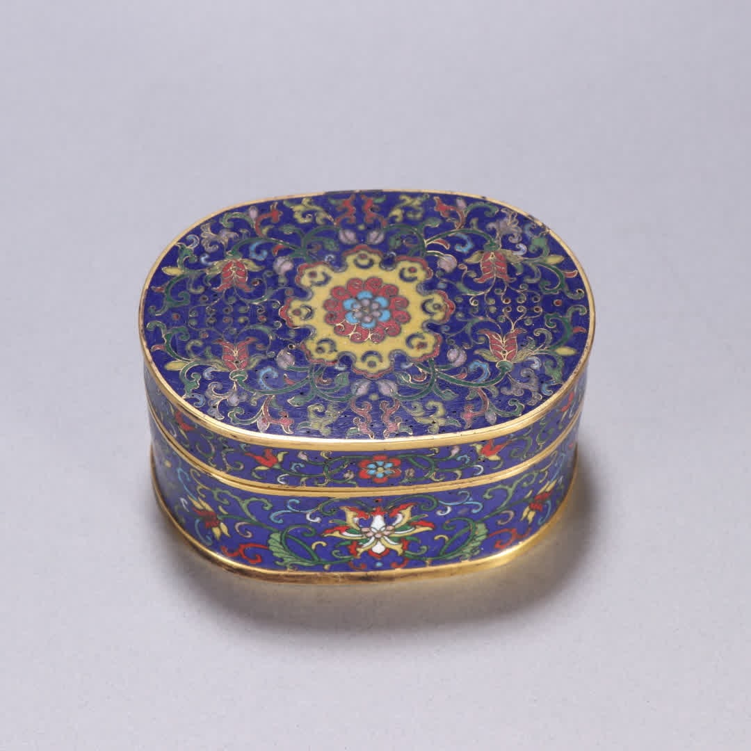 A Qing Dynasty copper gilt cloisonne lid box with entwined floral patterns: Qing Dynasty Gilt cloisonne Floral Pattern Lid Box SIZE: H:5.2cm W:9.7cm W:373.1g (The Dimensions Of All Batches Are Manually Measured.If You Need More Detailed Information, Please Contact Our