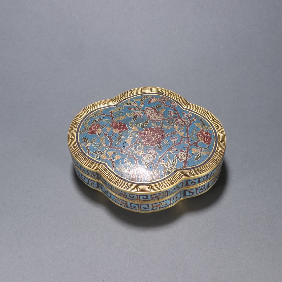 A Qing Dynasty copper gilt cloisonne lid box with entwined floral patterns: Qing Dynasty Gilt cloisonne Floral Pattern Lid Box SIZE: H:4cm W:13.5cm W:574.9g (The Dimensions Of All Batches Are Manually Measured.If You Need More Detailed Information, Please Contact Our