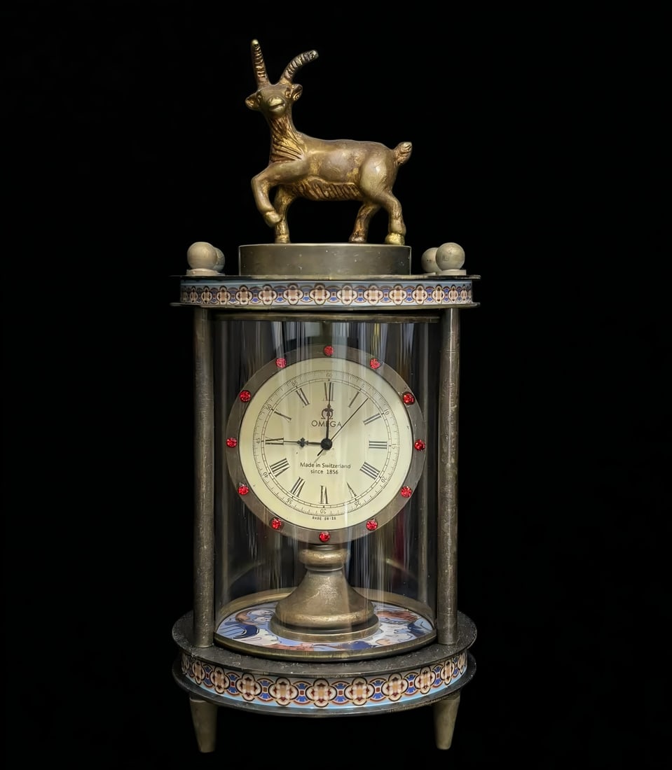 A late Qing dynasty copper-bodied enamel cloisonne hand clock: Late Qing dynasty copper-bodied enamel cloisonne hand clock SIZE: D: approx. 6cm L: approx. 13cm (The Dimensions Of All Batches Are Manually Measured.If You Need More Detailed Information, Please Cont