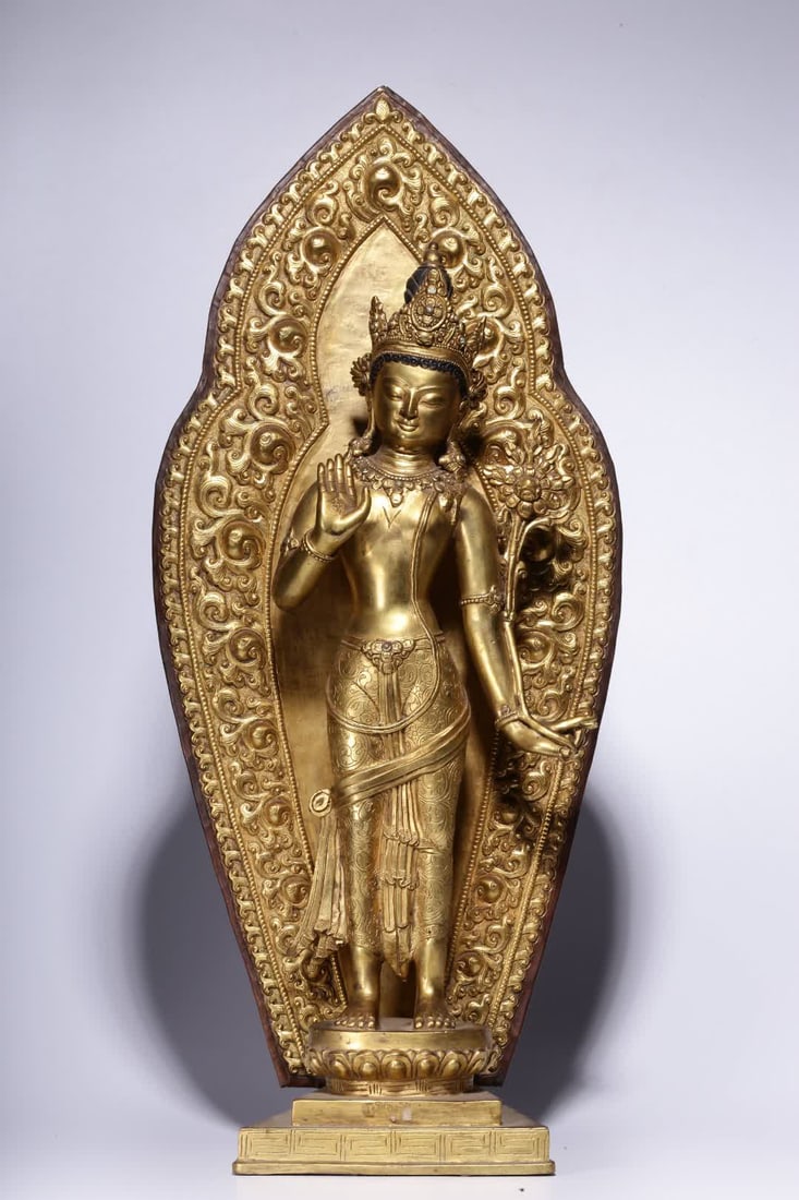 A Qing Dynasty gilt bronze statue of Guanyin holding a lotus with backlit light: Qing Dynasty gilt bronze statue of Guanyin holding a lotus with backlight SIZE: H:52cm L:23cm W:9cm W:3715g (The Dimensions Of All Batches Are Manually Measured.If You Need More Detailed Information, 