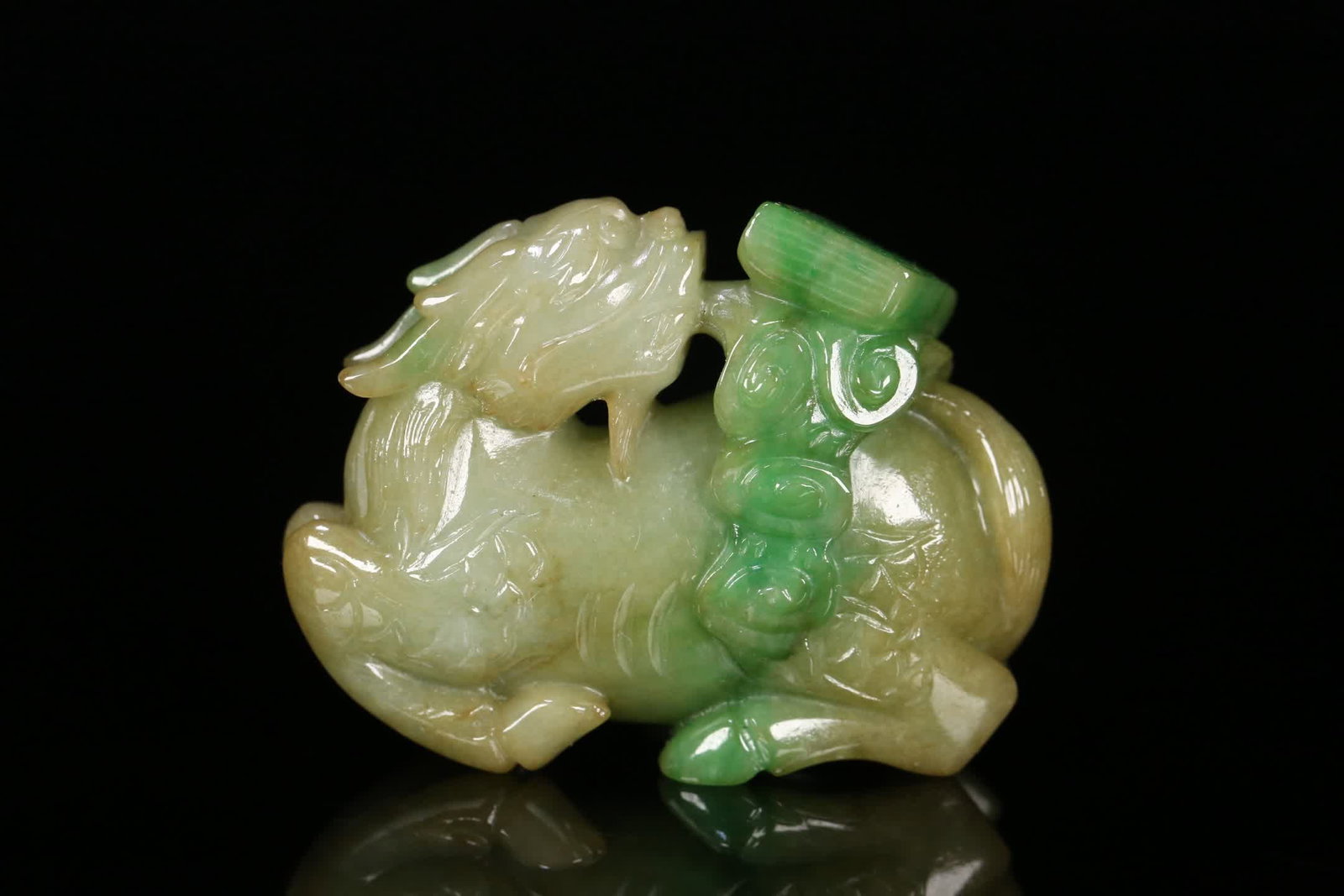 A Qing Dynasty old jadeite with a qilin endorsement handle: Qing Dynasty old jadeite qilin endorsement handle SIZE: 4.6x3.5x1.4cm W:38.4g (The Dimensions Of All Batches Are Manually Measured.If You Need More Detailed Information, Please Contact Our Customer Se