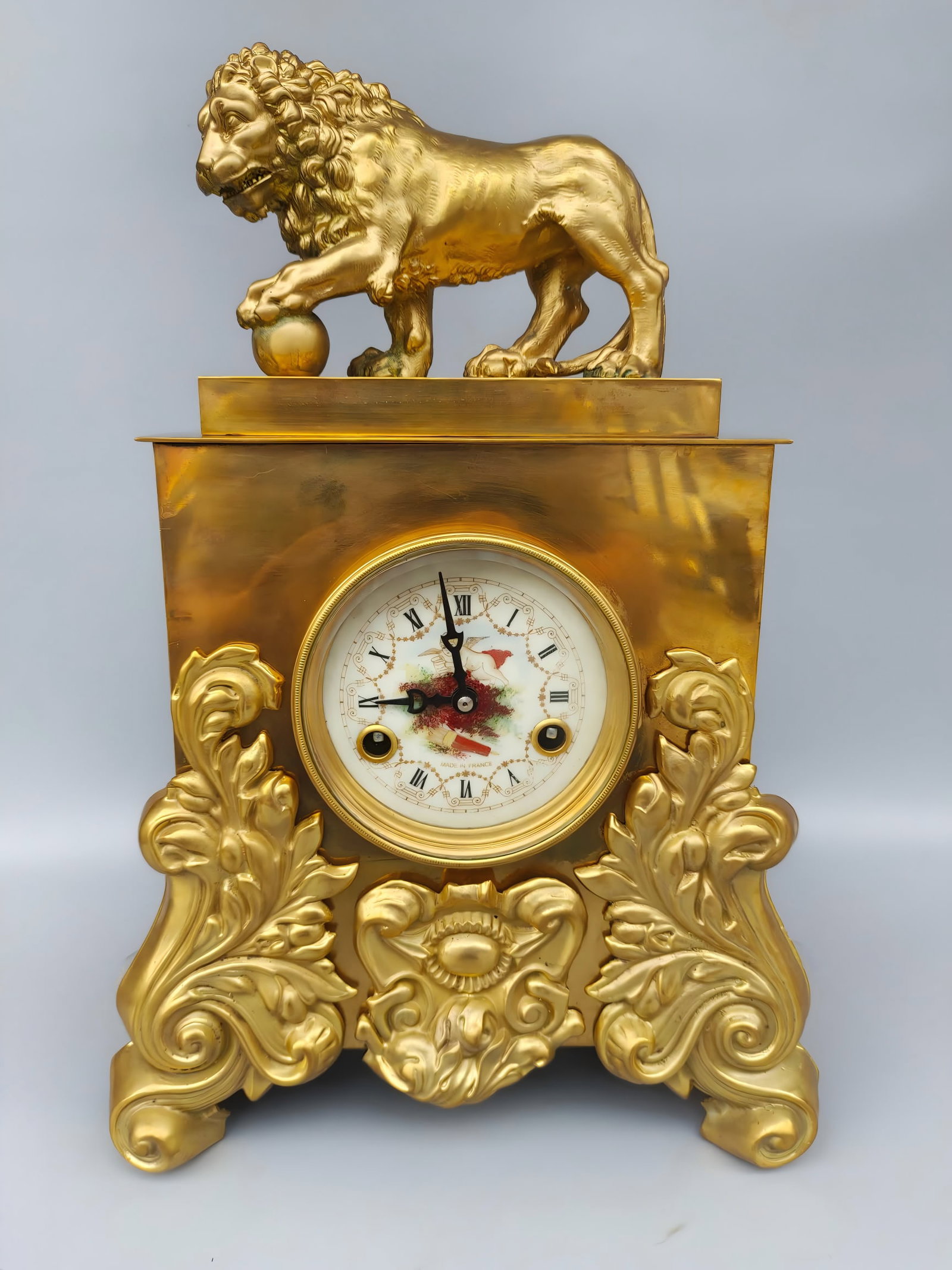 A late Qing dynasty gilt bronze French hand clock: Late Qing dynasty gilt bronze French table clock SIZE: 30x45x16cm (The Dimensions Of All Batches Are Manually Measured.If You Need More Detailed Information, Please Contact Our Customer Service Before
