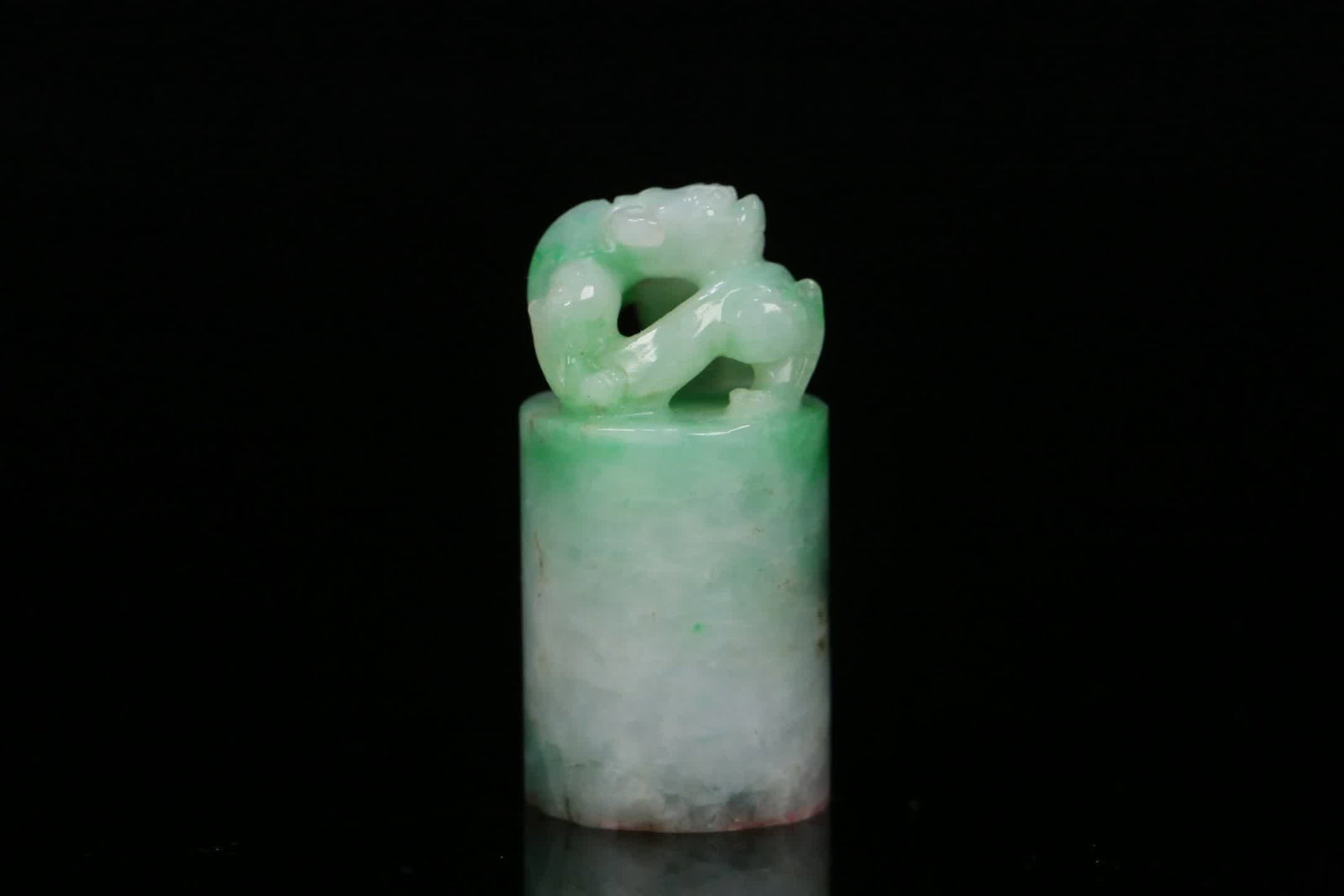 A natural jadeite dragon knob seal with "High Mountains and Flowing Water.": Natural jadeite dragon knob "High Mountains and Flowing Water" seal SIZE: 3.6x1.7cm W:21.2g (The Dimensions Of All Batches Are Manually Measured.If You Need More Detailed Information, Please Contact
