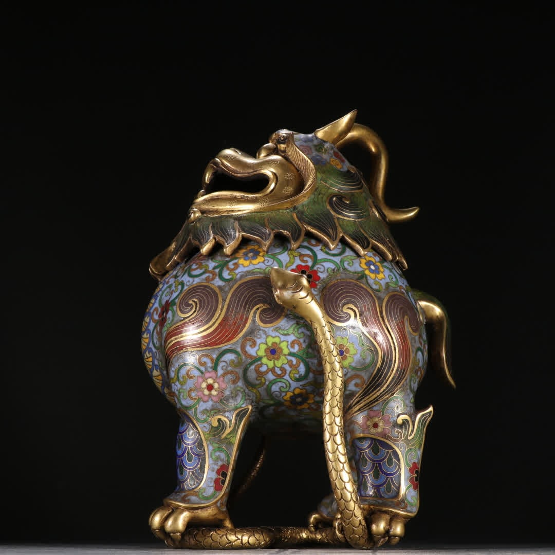 A Qing Dynasty gilt bronze cloisonne lion incense burner: Qing Dynasty gilt bronze cloisonne lion incense burner SIZE: H:26.3cm W:16.2cm W:4256.4g (The Dimensions Of All Batches Are Manually Measured.If You Need More Detailed Information, Please Contact Our 