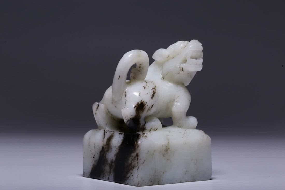 A piece from before the Ming Dynasty, Hetian white jade with black indigo tiger-knob square seal (1 of 12)