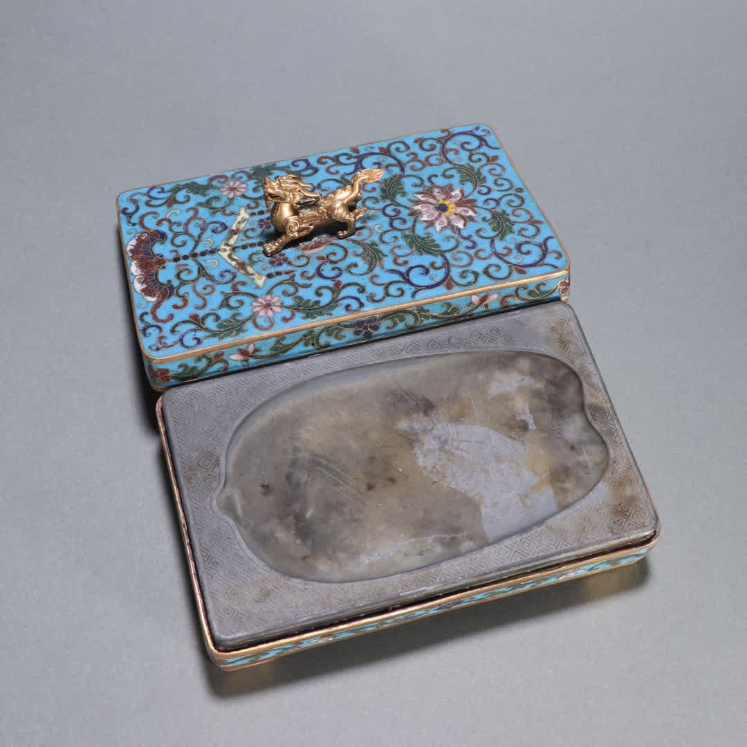 A set of Qing Dynasty bronze gilt cloisonne with entwined lotus pattern inkstone: Qing Dynasty gilt bronze cloisonne entwined lotus pattern inkstone set SIZE: H:18cm W:15.6x17cm W:1197.6g (The Dimensions Of All Batches Are Manually Measured.If You Need More Detailed Information, Pl