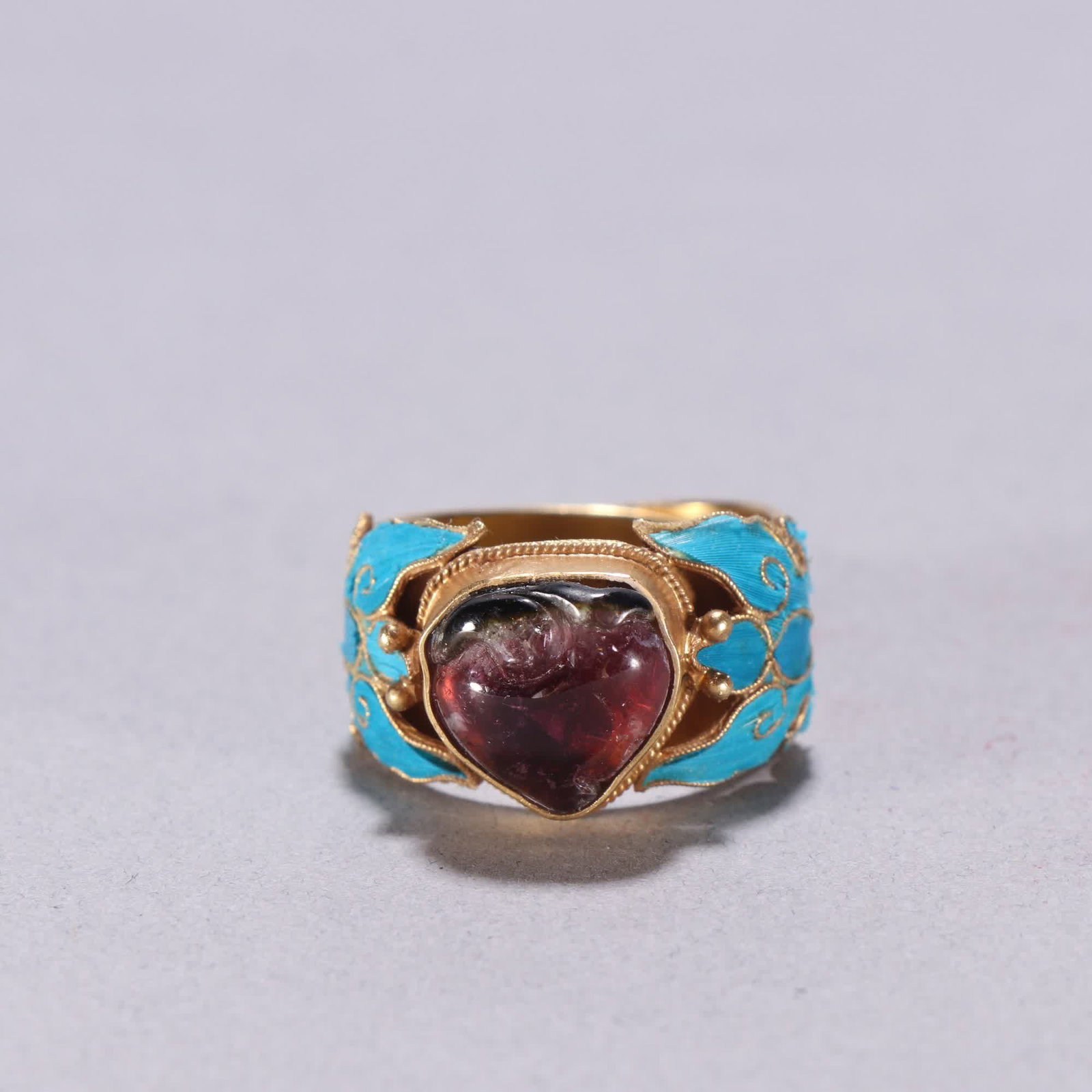 A Qing Dynasty silver gilt dotted with jade inlaid with tourmaline longevity peach ring: Qing Dynasty silver gilt dotted with kingfisher inlaid tourmaline longevity peach ring SIZE: Inner diameter 2.1cm W: 13.1g (The Dimensions Of All Batches Are Manually Measured.If You Need More